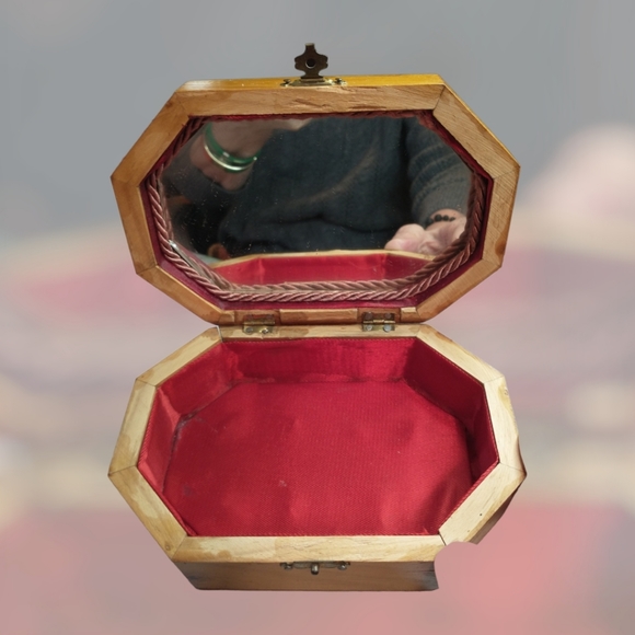 Handmade jewelry box with camels and Jerusalem - Picture 2 of 4